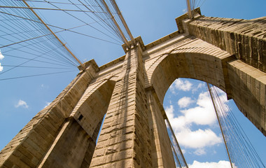 Fototapeta premium Powerful structure of Brooklyn Bridge Center Pylon on a beautifu