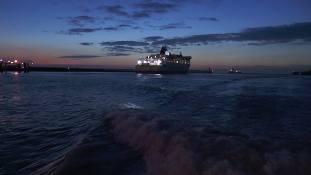 ferry sortant de la rade