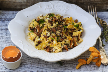 Traditional scrambled eggs with fresh chanterelle