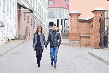 Obraz na płótnie Canvas Young couple walking in an old town