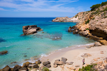 Fototapeta na wymiar Cala Tarida na plaży Ibiza na Balearach