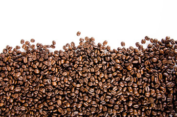 Kaffeebohnen vor weißem Hintergrund