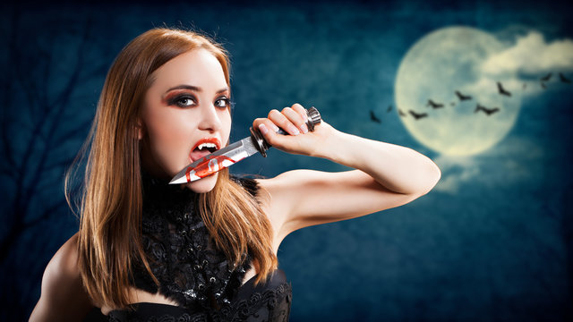 Vampirin mit blutigem Messer