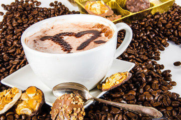 Kaffee genießen: Latte Macchiato und Gebäck