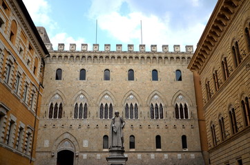 Pomnik Sallustio Bandini na placu Salimbeni w Sienie, Włochy