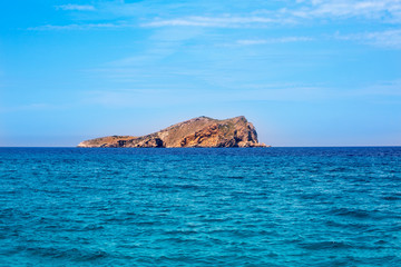 Fototapeta na wymiar Ibiza Esparto Wyspa widok z morza w Baleary
