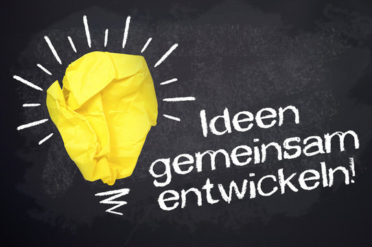 Kreidetafel mit Ideen gemeinsam entwickeln