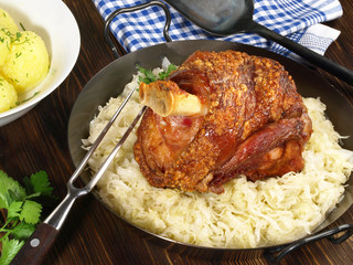 Schweinehaxe auf Sauerkraut