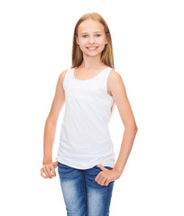 Fototapeta premium smiling teenage girl in blank white shirt