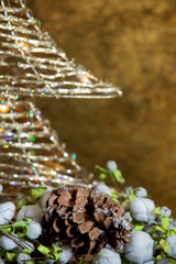 Pigna con albero di Natale.