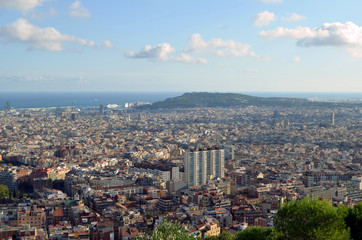 Fototapeta premium Vista de Barcelona con la colina de Montjuic al fondo.