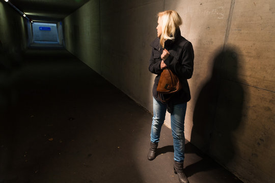 Frau im Tunnel hat Angst