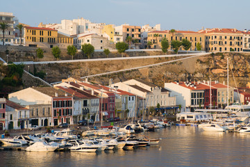 Puerto de Mahón a primera hora de la mañana. Menorca.