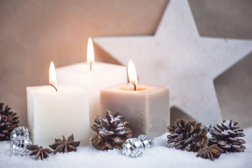 Weihnachtsdeko mit drei Kerzen und Stern