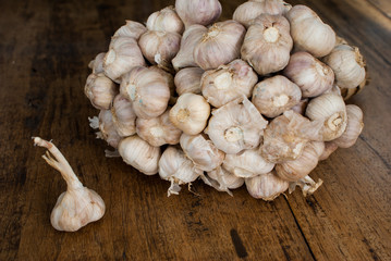 organic garlic on wood texture