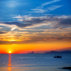 Fototapeta na wymiar Ibiza sunset Es Vedra widok i fisherboat Formentera