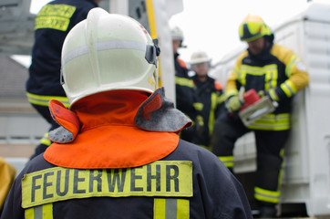Feuerwehrmänner bei der arbeit
