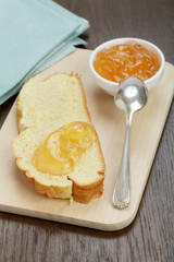 Brioche mit Birnengelee