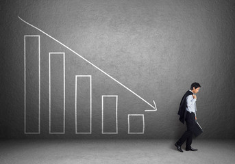 Obraz premium Businessman with failure chart