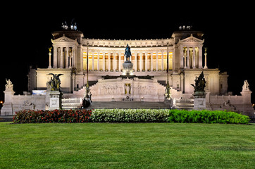 Altare della Patria di notte a Roma