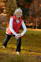 Aktive Seniorin macht &Uuml;bungen im Wald