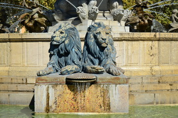 Fototapeta na wymiar Aix-en-Pce : Lions en bronze de la fontaine de la Rotonde