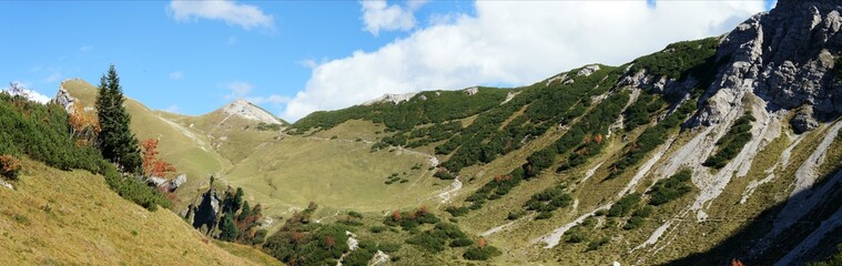 Fototapeta na wymiar Panorama in den Tannheimer Bergen in Tirol, Oesterreich