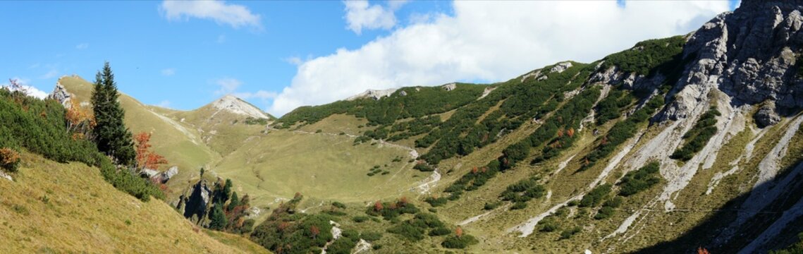 Panorama in den Tannheimer Bergen in Tirol, Oesterreich