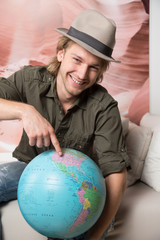 junger Mann mit Globus