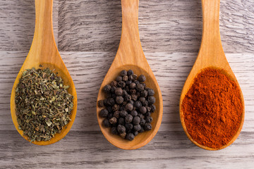 Gewürze auf Löffel oben