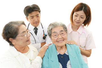 Fototapeta premium 笑顔の高齢者と医療スタッフ