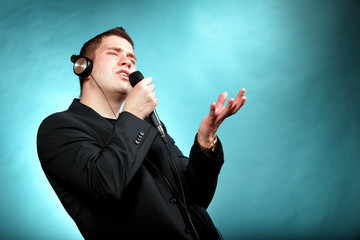 man singing into microphone happy karaoke signer