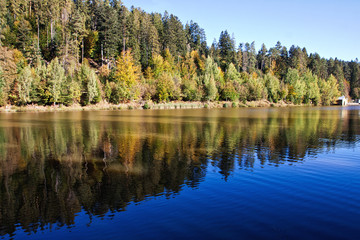Fototapeta na wymiar Lake with reflection of autumn