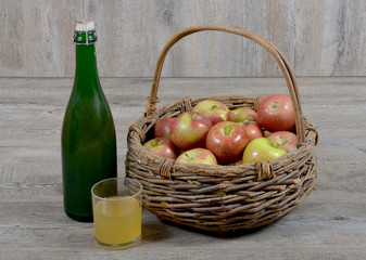 panier de pomme et bouteille de cidre