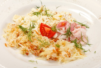 Scrambled eggs with bacon and tomato
