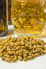 Hopfenpellets mit Bierglas