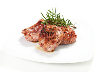 salsiccia su sfondo bianco
