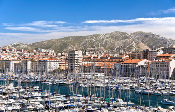 Marseille, vieux port et massif St Cyr