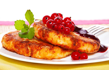 Cheesecake with currant jam.