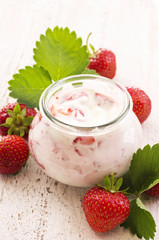 Joghurt mit Erdbeeren