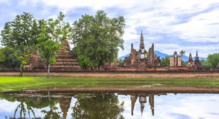 Obraz premium Reflections Beautiful Scenery of Mahathat Temple