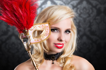 attraktive junge blonde Frau mit Stabmaske