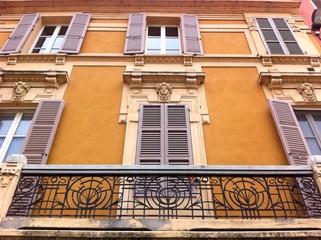 Obraz premium House wall with windows and shutters in Italy