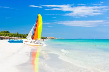 Papier Peint photo Lavable Caraïbes Scène avec bateau à voile sur la plage de Varadero à Cuba