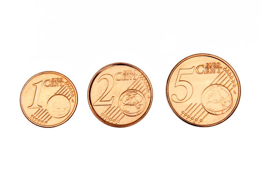 Pièces de 1, 2 et 5 cents sur fond blanc