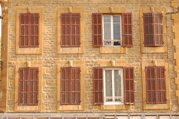 Obraz premium Facade of a building with 8 windows