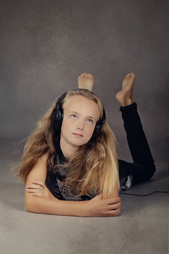 jeune fille écoutant de la musique