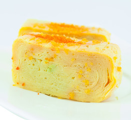 Tamago nigiri yaki  is sushi using an egg in a plate