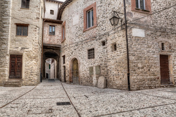 Fototapeta na wymiar Starożytny aleja w Spoleto, Umbria, Włochy