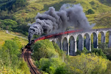 Zelfklevend behang Glenfinnanviaduct De Jacobitische trein Glenfinnan viaduct Highland Schotland